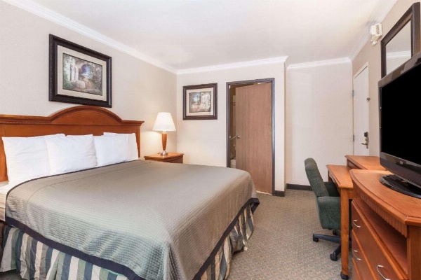 Travelodge by Wyndham Sylmar CA image 10